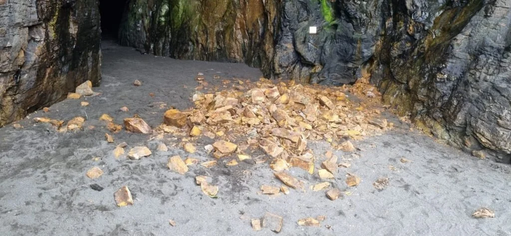 Municipalidad de Cobquecura Emite Advertencia por Peligro en la Iglesia de Piedra debido a Recientes Desprendimientos de Piedras y Rocas en la Zona