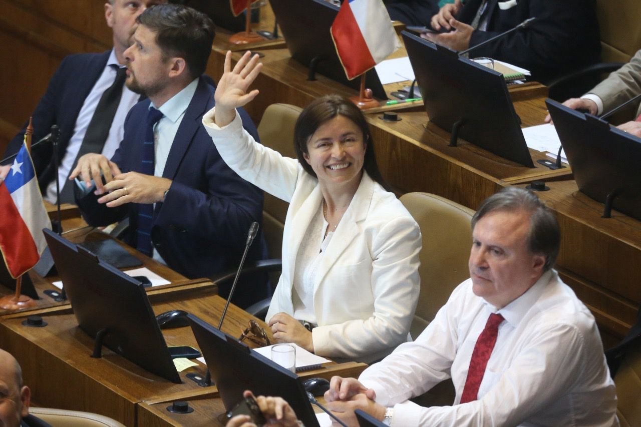 Diputada Marta Bravo aprueba proyecto que permite a municipalidades retirar cables aéreos en desuso y traspasar costos a las empresas