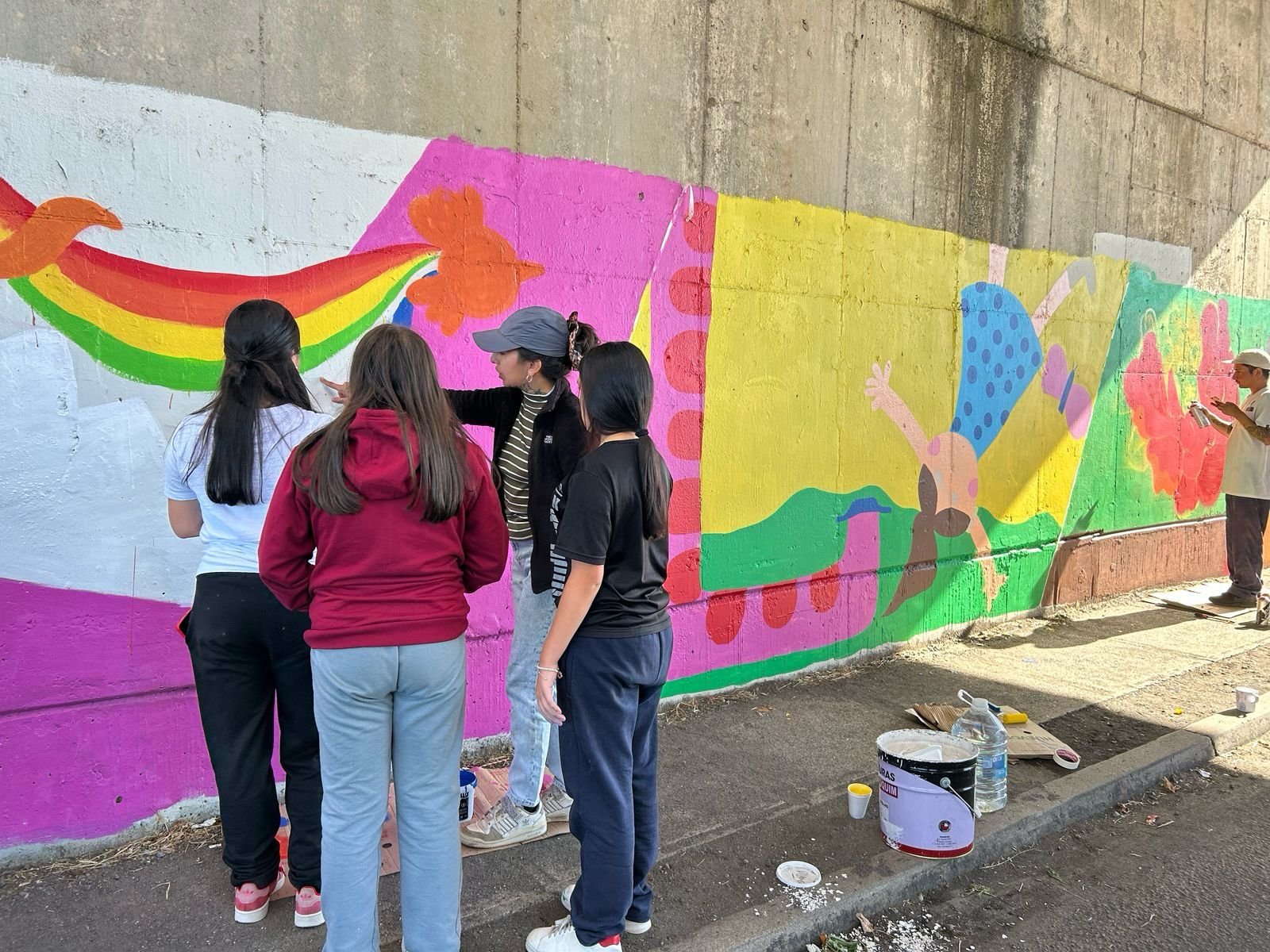 Niñas pintan mural con sus derechos en Paso Nivel de Bulnes