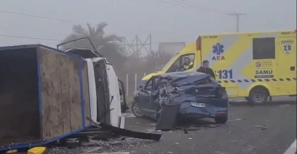 Colisión múltiple de 16 vehículos deja tres heridos en la Ruta 5 Sur a la altura de Linares: Hay camiones volcados
