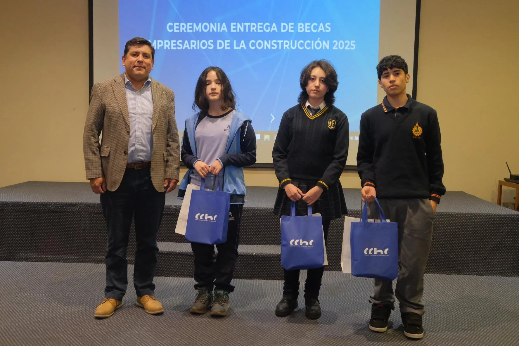 Cuarenta y nueve estudiantes son reconocidos por su excelencia académica en programa de la CChC Ñuble