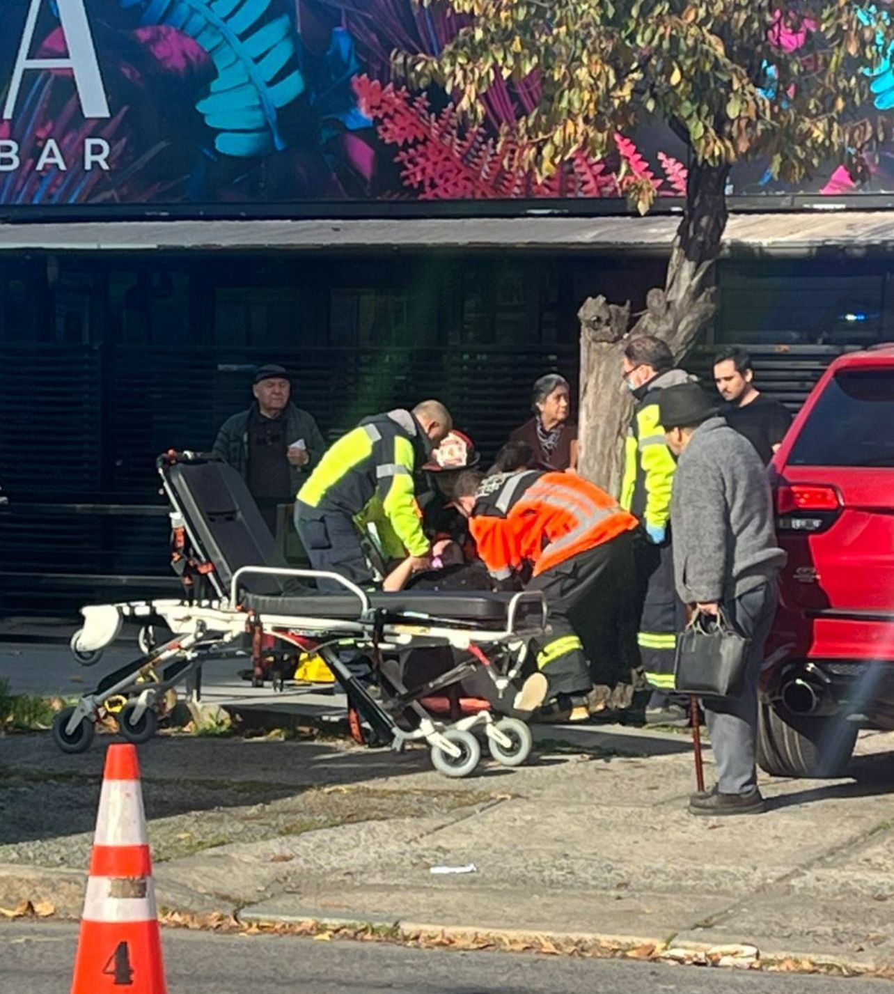 Padre tropezó y por sujetarlo cayó al suelo y se fracturó el brazo