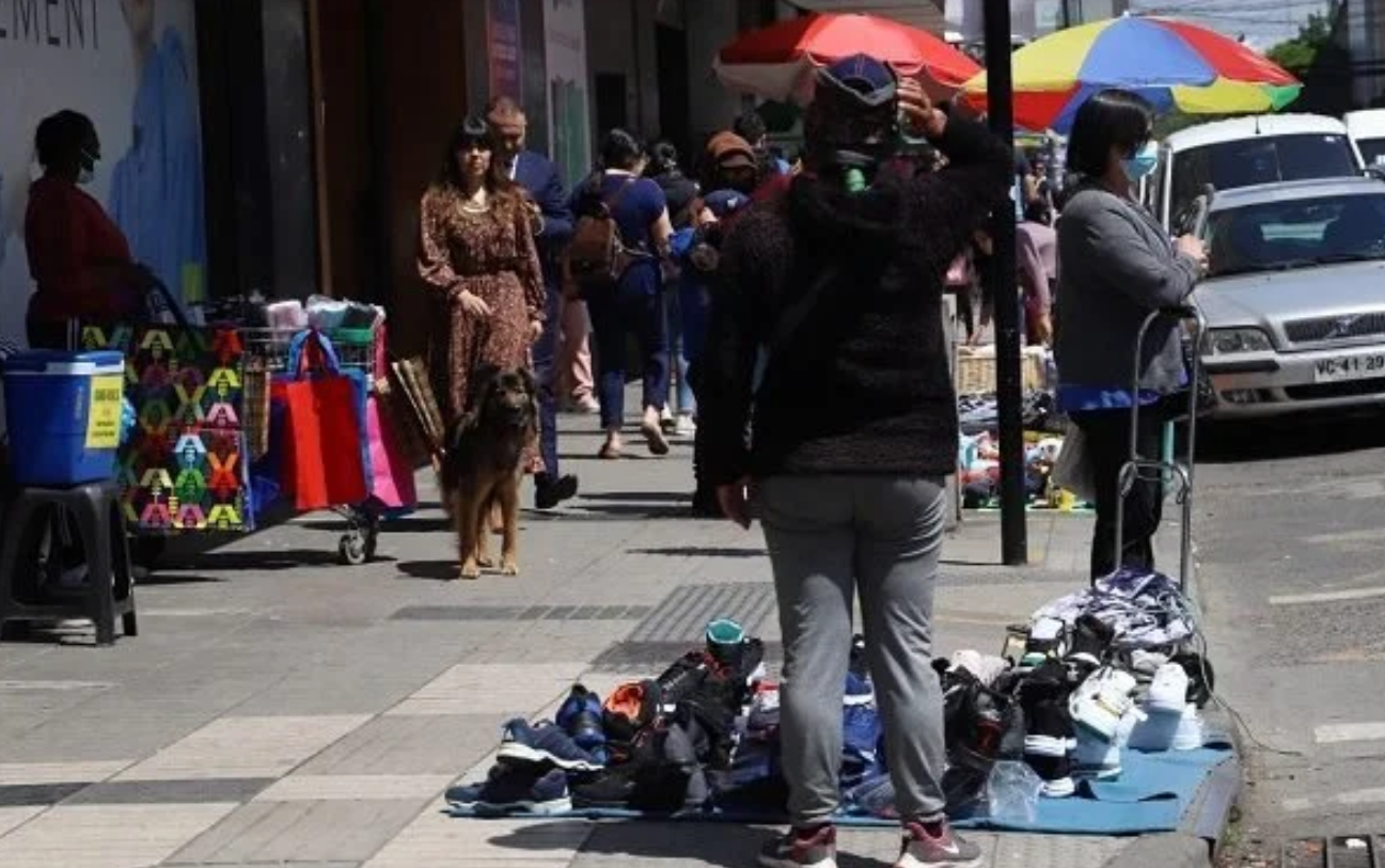 Concejal Rodrigo Ramírez alerta por posible “marea” de ambulantes en Chillán: municipio evalúa hasta 240 permisos para Navidad