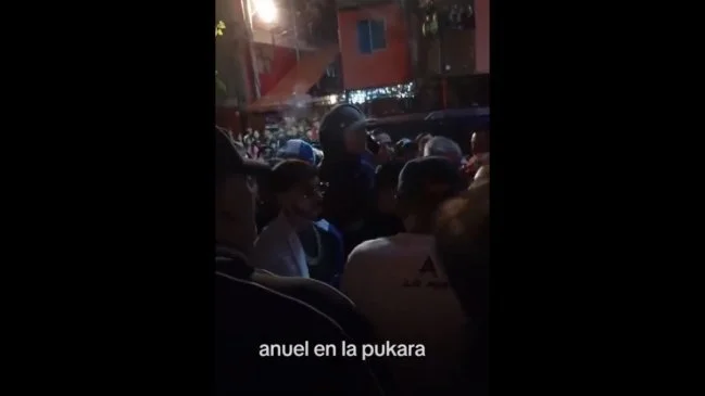Anuel AA regresa a la Villa Pucará, el barrio del narco asesinado que llamaba “hermano”