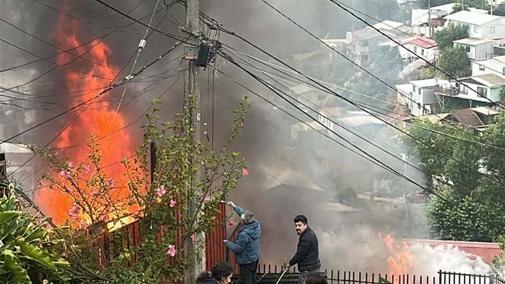 Joven muere en incendio intencional en Viña: Detuvieron a su hermano como sospechoso