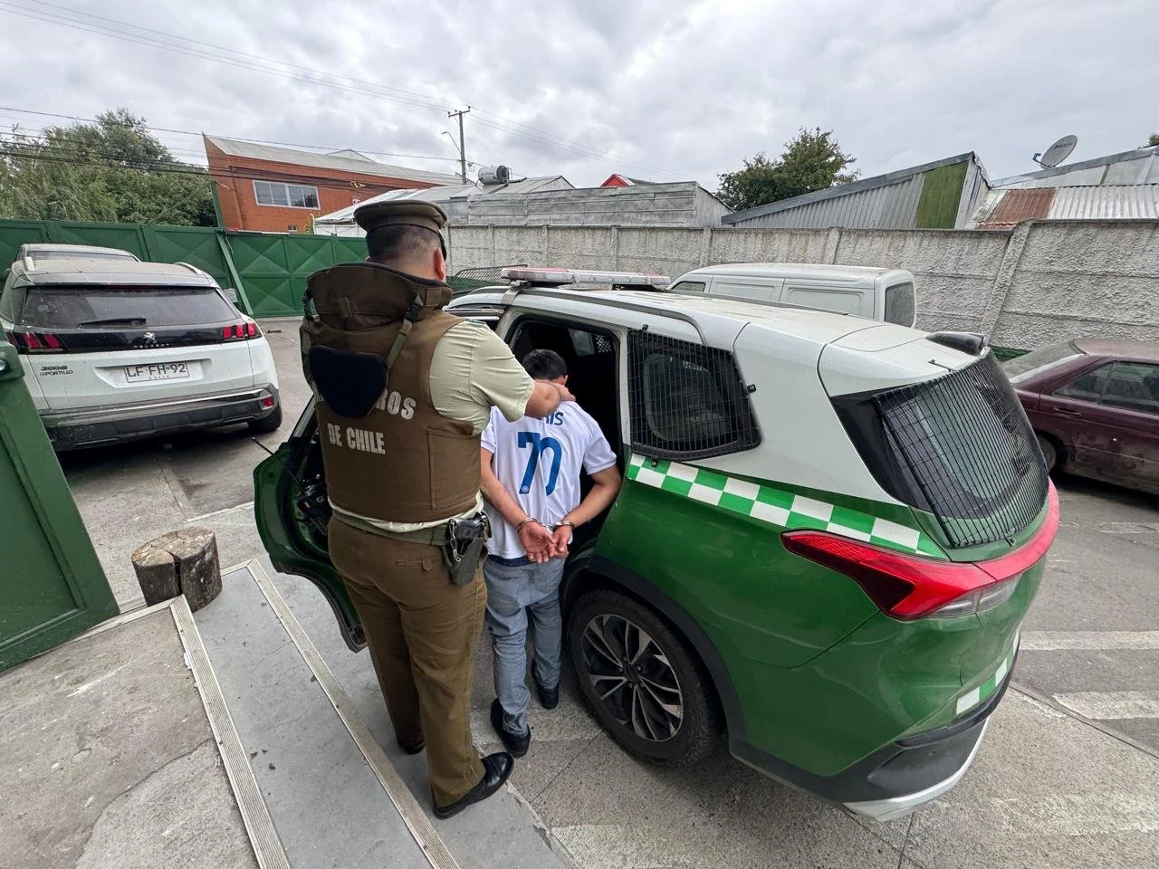 Detienen a sujeto que robaba local comercial y huyó por techos en San Carlos