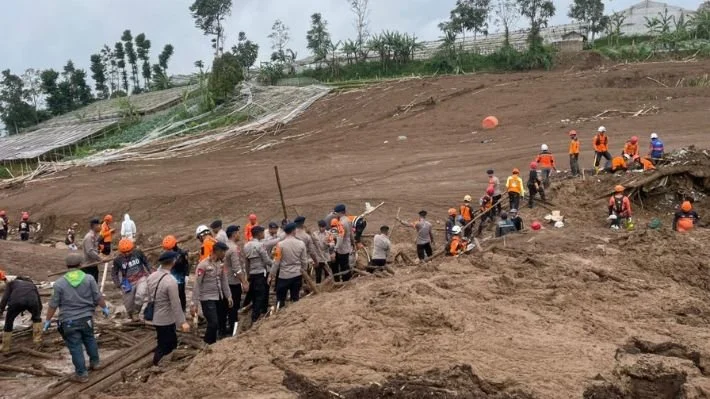 Emergencia en Java: alud deja nueve muertos y decenas de desaparecidos en Indonesia