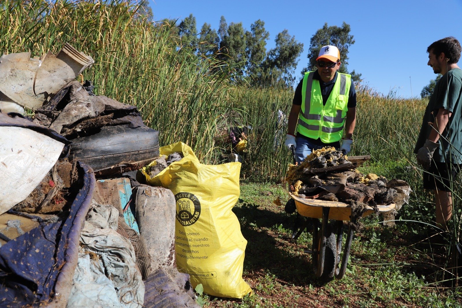 Comuna de Chillán Viejo celebró el día de los humedales con jornada de limpieza que retiró 32 metros cúbicos de basura&nbsp;
