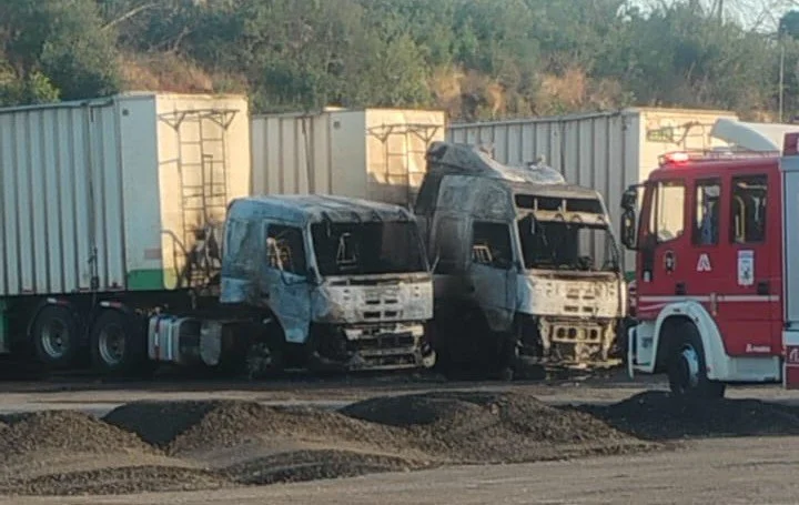 Incendio destruyó dos camiones forestales en Sector Quitrico, comuna de Ránquil.
