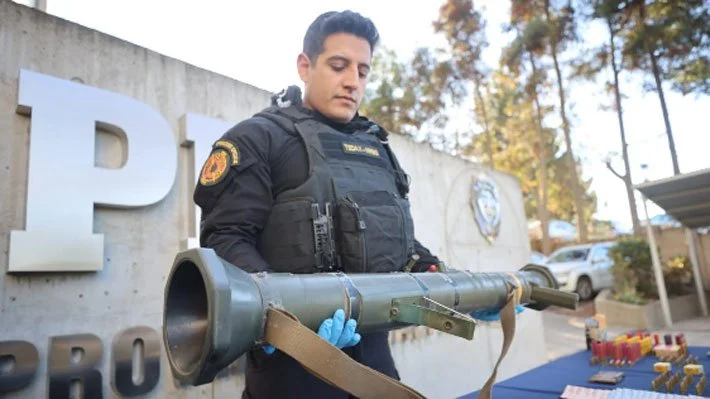 Incautan lanzacohetes de uso militar a banda en Limache: hay seis detenidos