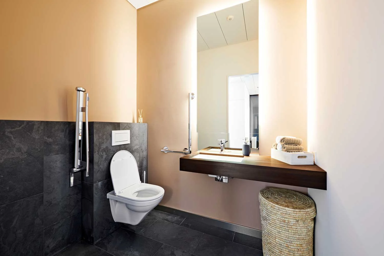 Wellnessatmosphäre im barrierefreien WC.