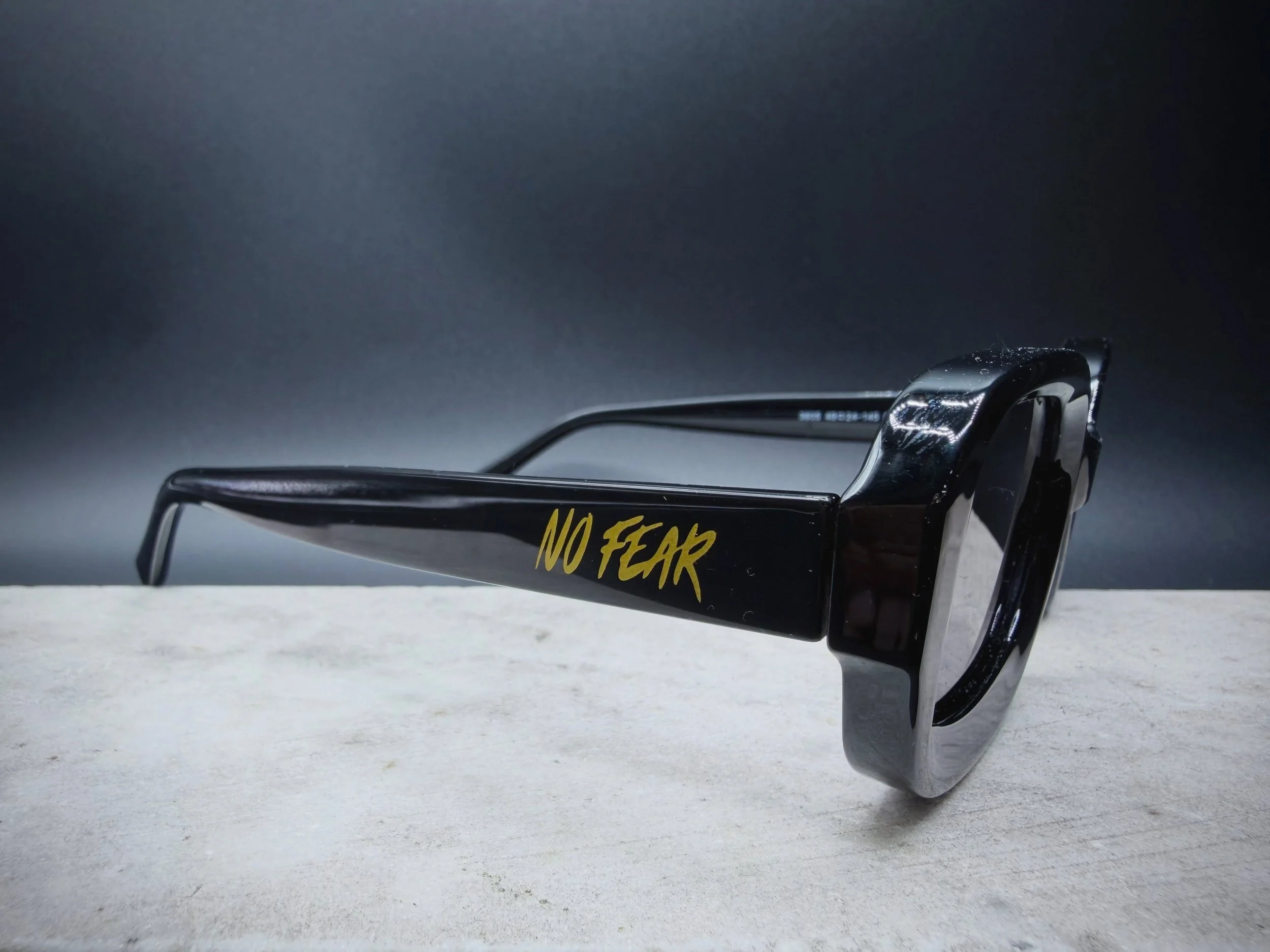 Meaning Behind &ldquo;NO FEAR&rdquo;
The &ldquo;NO FEAR&rdquo; signature represents self-belief, risk-taking, and walking into every room unapologetically. These frames are made for people who trust their vision, own their style, and never shrink the
