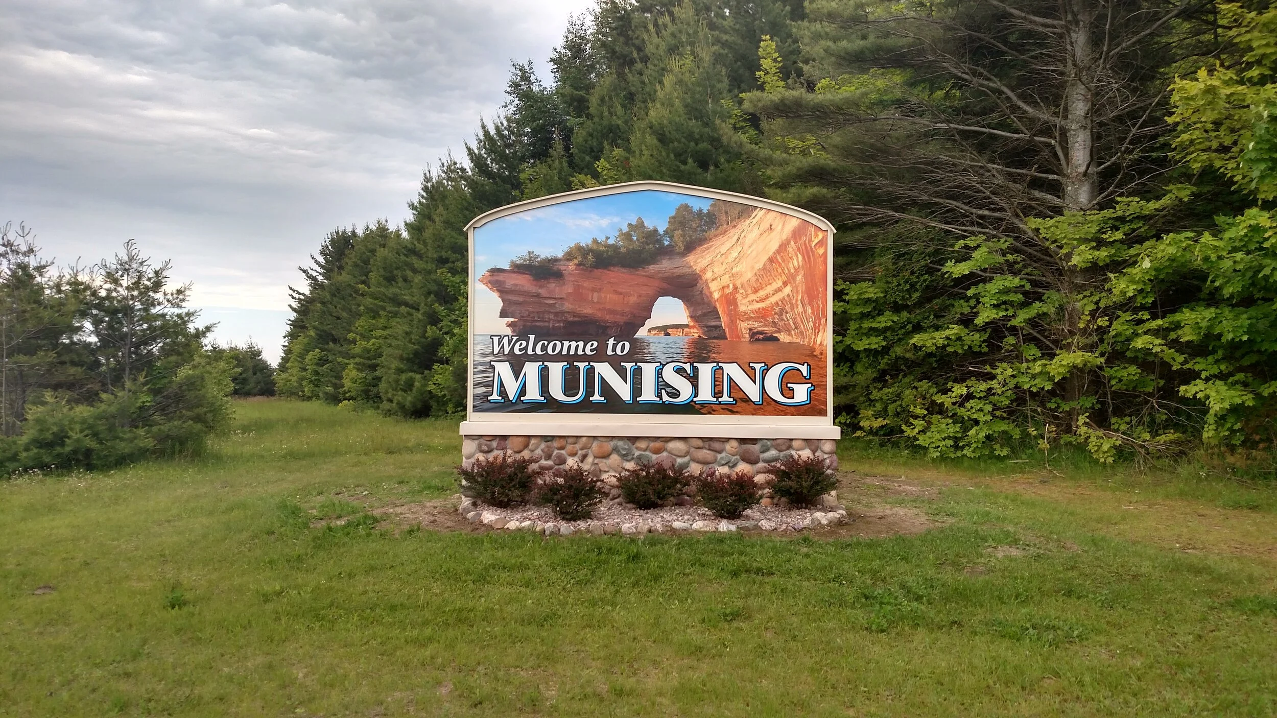 What is the Munising Visitors Bureau and what does it do? — Greater Munising Bay