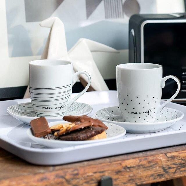 C&rsquo;est l&rsquo;heure du go&ucirc;ter! Prenez le temps de d&eacute;guster votre caf&eacute; avec les tasses @derriere_la_porte_officiel par Charlotte Heillette  #tasseacafe #lheuredugouter#momentdequietude#cafe#the #petitgateau #douceur #bellejou