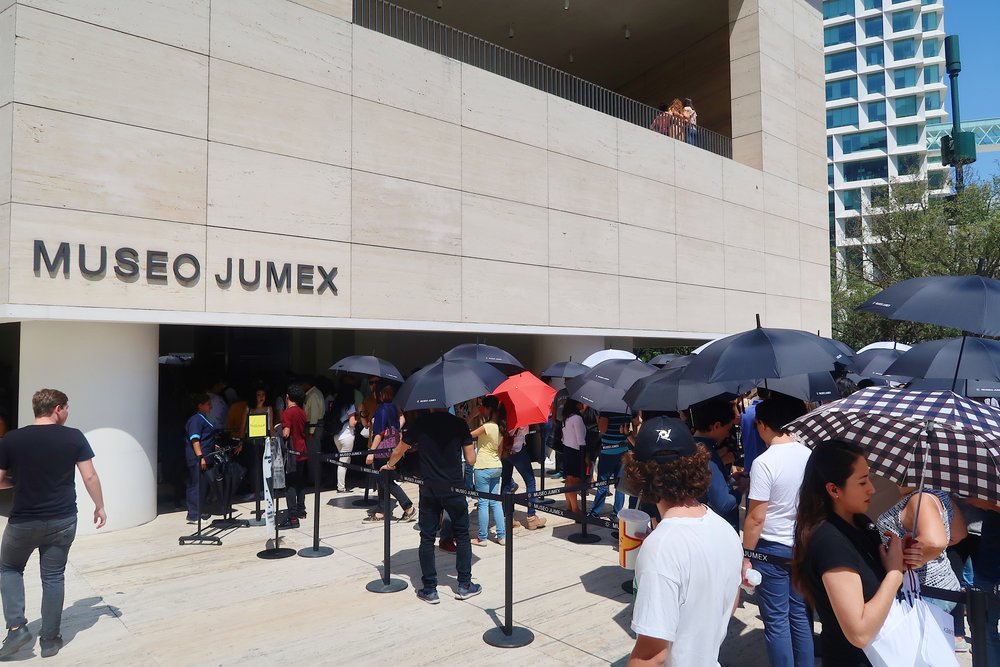 The sun was scorching so they gave everyone umbrellas while waiting in line - so thoughtful and nice <3