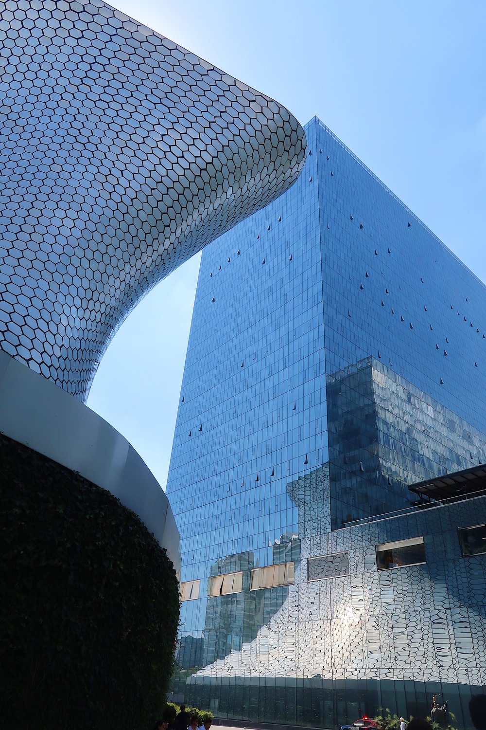 After a good breakfast we headed over to Museo Soumaya. The architecture is amazing! Such a beautiful museum. 