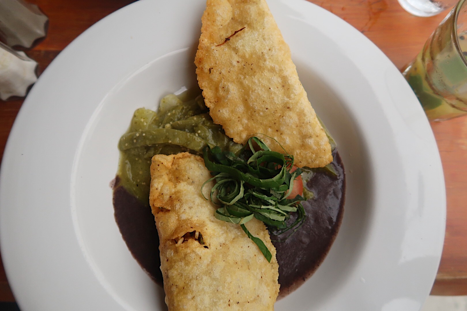  Empanadas de hongos con nopalitos en salsa de frijoles negros envueltos en ojo santa. 