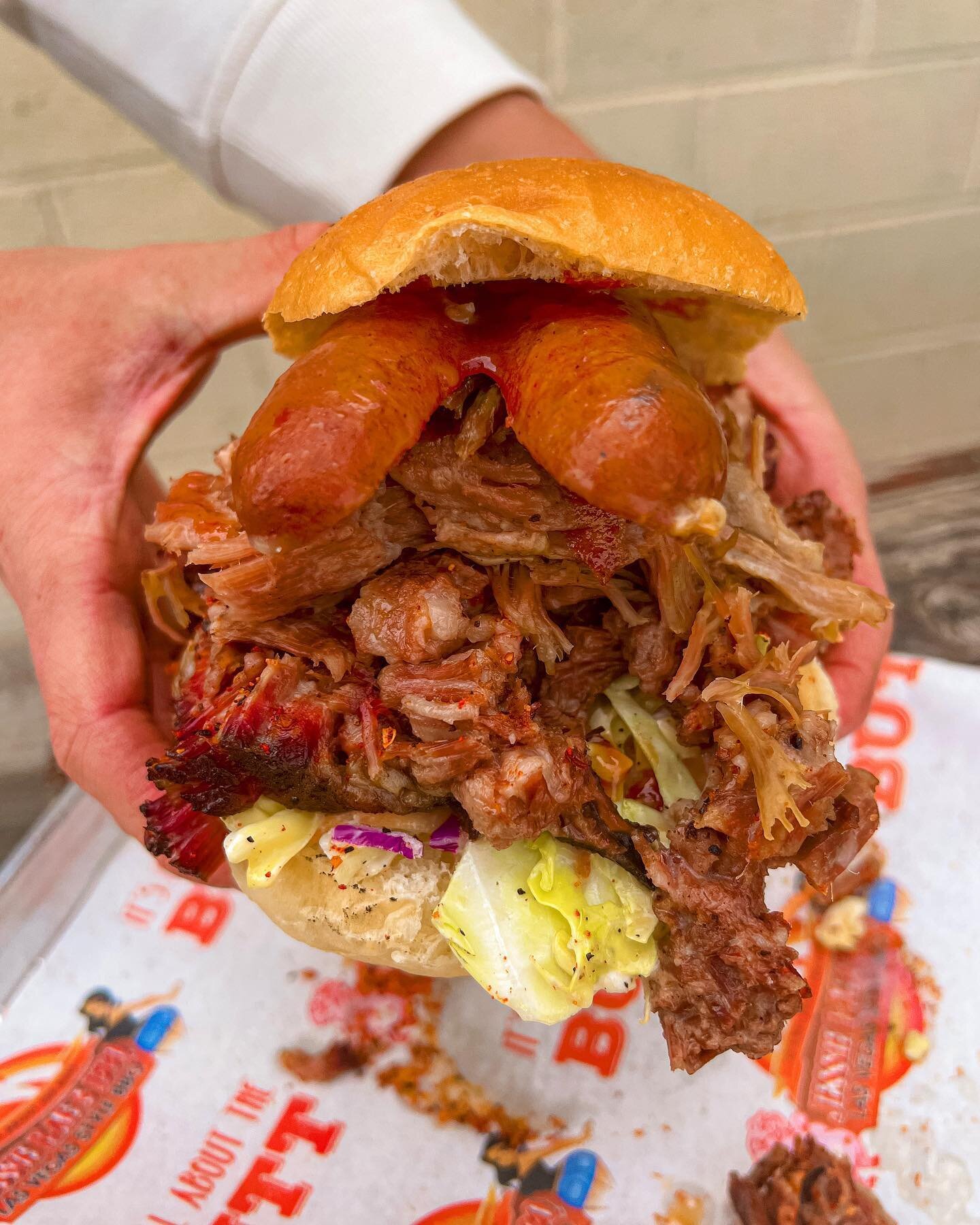 We love a FULL HOUSE 🙌🏼‼️ Three meats between two buns 🤯

📸 HOUSEHOLD OF THREE
Pork, Brisket &amp; Hot Links in Between Two Buns

🔥Jessie Rae's BBQ🔥
‼️TWO LOCATIONS‼️

📍Las Vegas - 5611 S. Valley View Blvd
📞 (702) 541-5546
🕖 Sun-Thurs | 11am