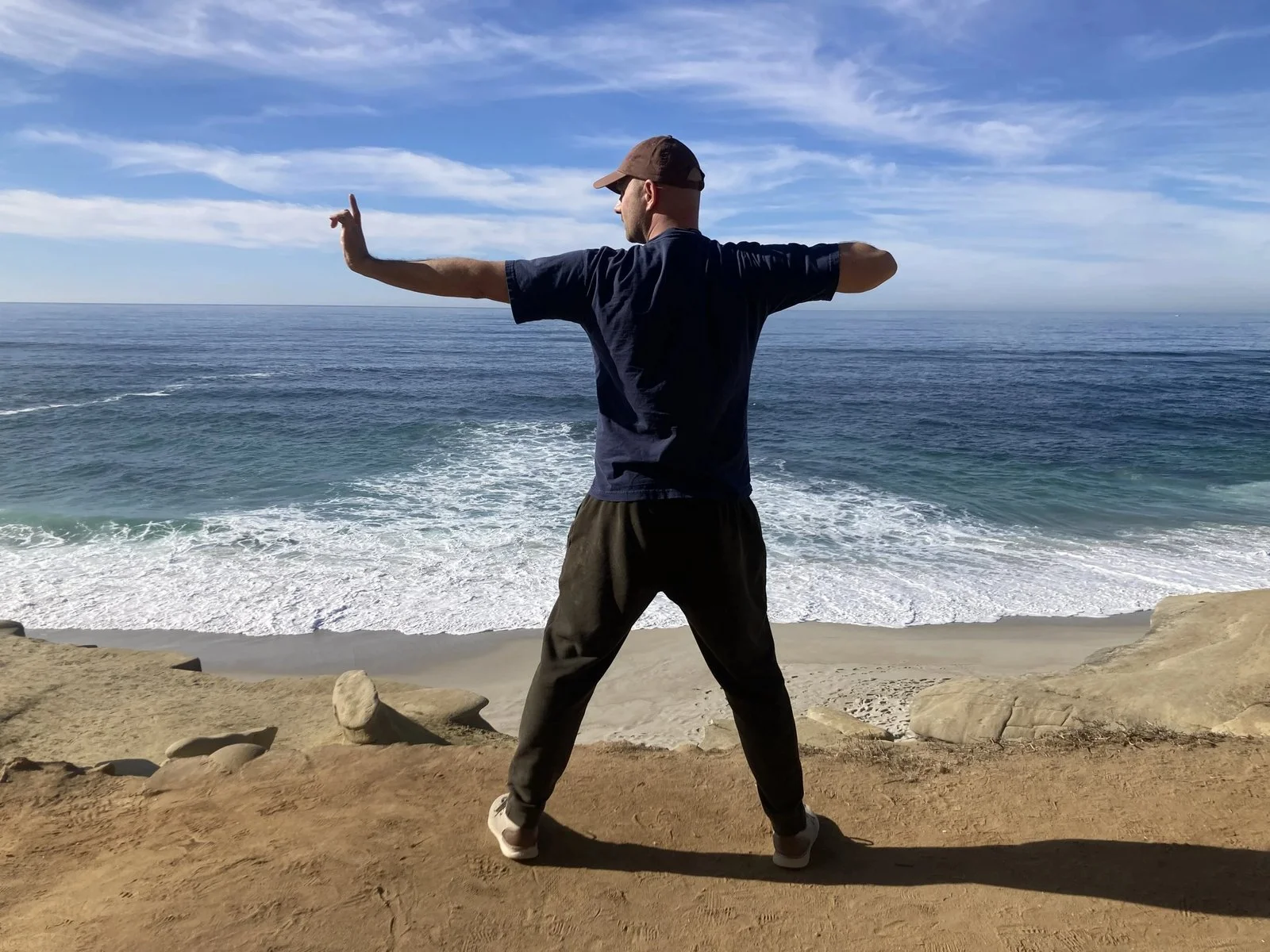Stephan pratiquant le qigong au bord de la mer