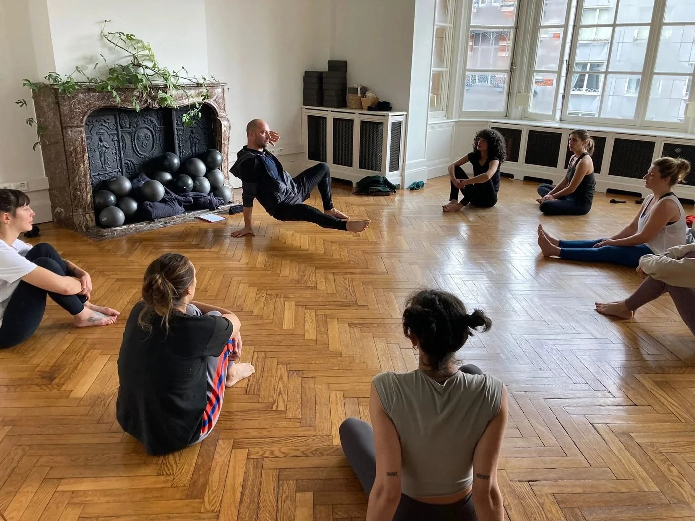 Stephan donne un cours d'Animal Flow à Bruxelles
