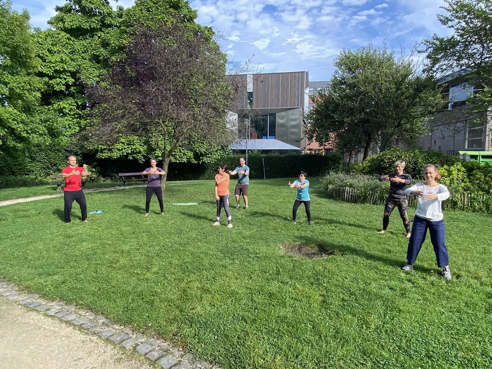 Séance collective de qigong à Bruxelles