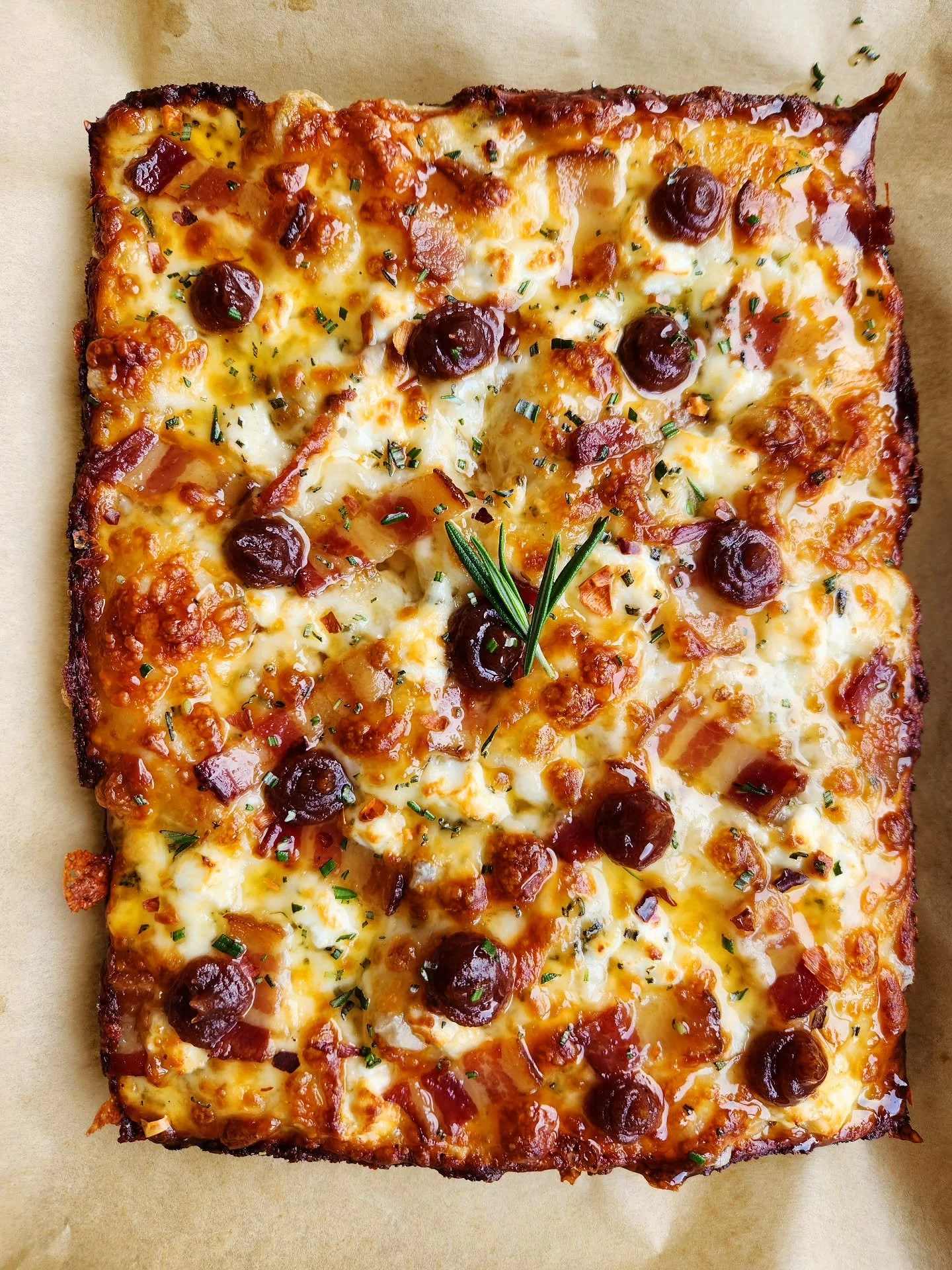 This week's feature has Benton's bacon, goat cheese, date jam,  shallots, burnt honey, rosemary and sesame seeds. 
Spicy meatball is still on.
New sundae tomorrow. 
✌️