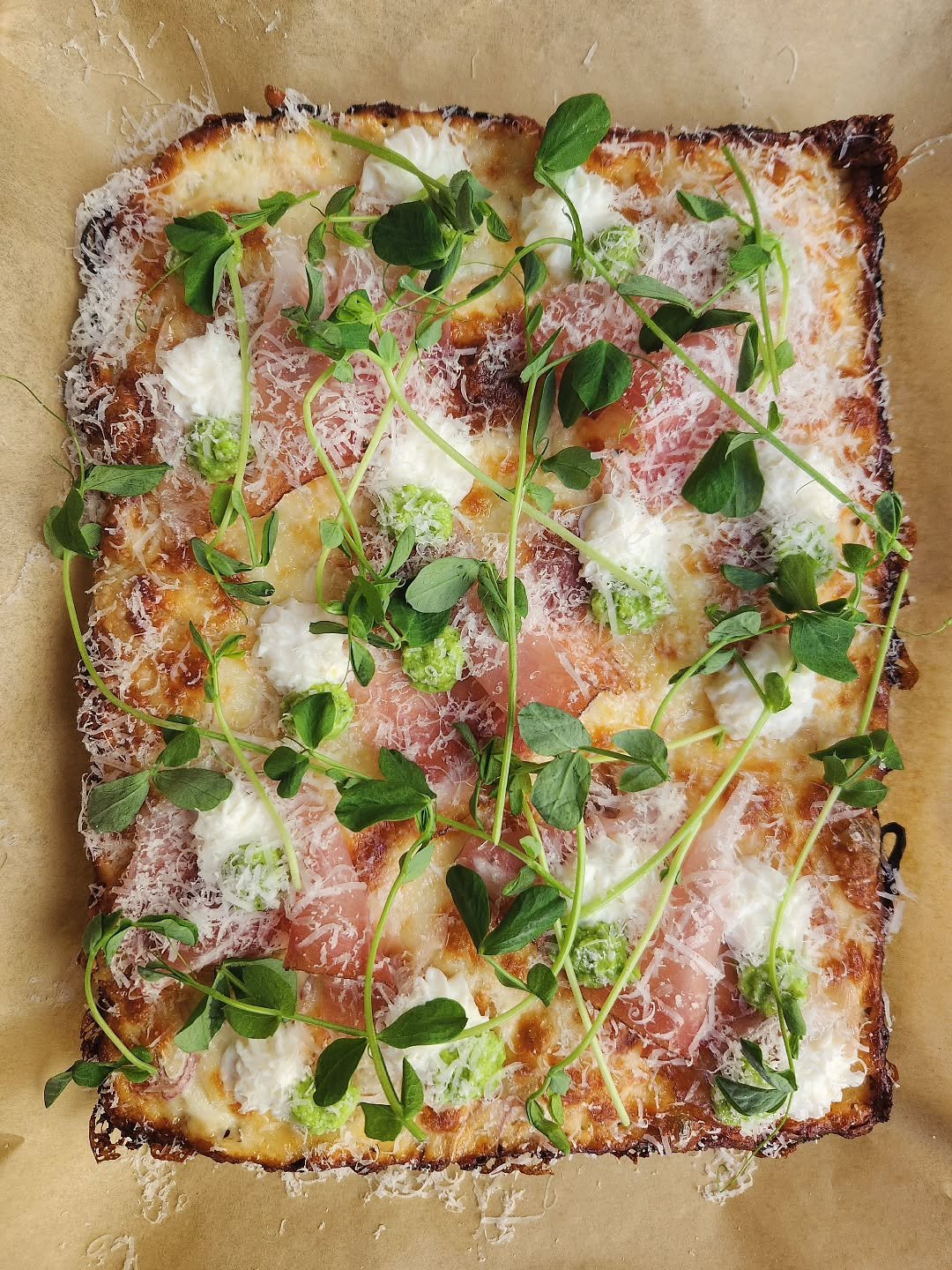 🫛 🫛 🫛 🫛 
This week's feature has proscuitto, pea pesto, lemon ricotta, shallots topped with pea shoots and pecorino romano. 
Cold brew Tiramisu still on.
✌️ and ❤️