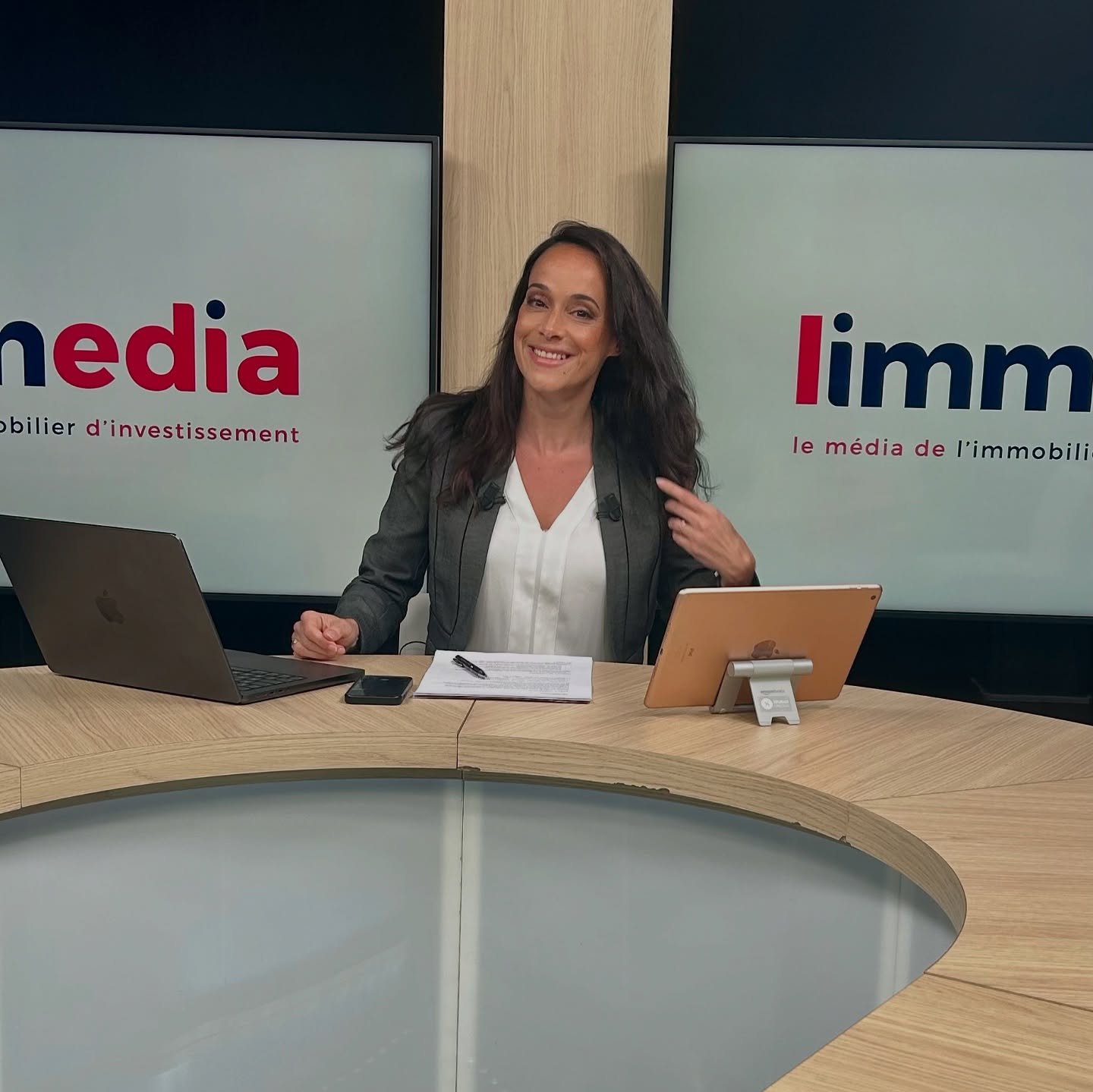 🎥 Nouvelle &eacute;mission en #live sur l&rsquo;Immobilier ! 🏠 Un pure bonheur ! 🥰 👄 @mcomby_makeup. #presentatrice #journaliste #onset #direct #immobilier #emission #animatrice