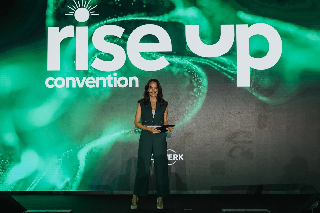 🎤 J&rsquo;ai anim&eacute; la convention&laquo;&nbsp;Rise up&nbsp;&raquo; #vorwerk.
Nous avons vibr&eacute;s et nous sommes tous mutuellement inspir&eacute;s. Un grand bravo et merci 🙏🏼 Merci aussi &agrave; @lolyspoon et @michelpoulaert pour leurs 