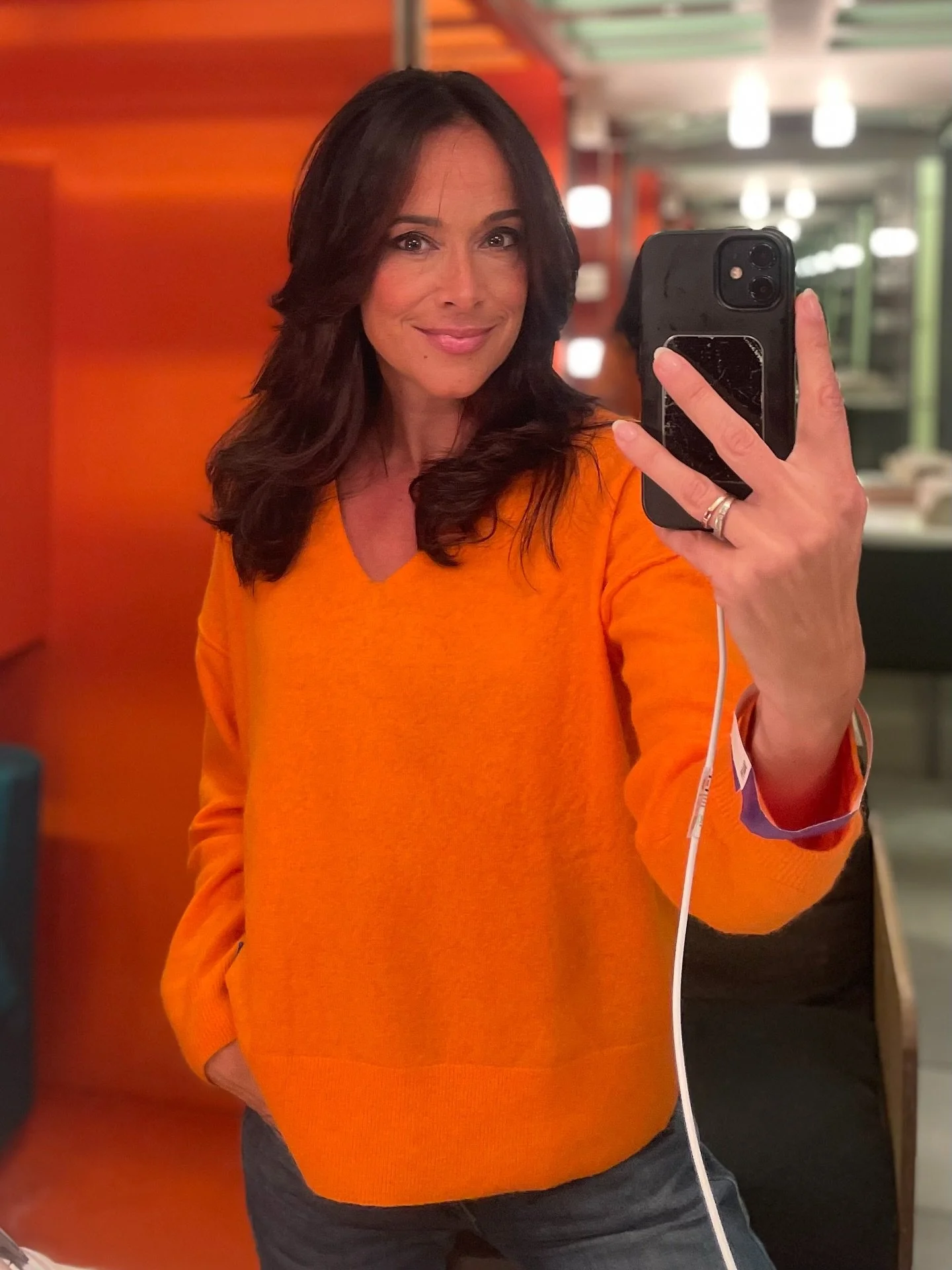 🎤 Pr&eacute;paration avant un &eacute;v&eacute;nement lunaire 🚀 🤩Pull et jean @freemantporter 💄MUA @coline_hamel 💇🏻&zwj;♀️ Coupe et coiffure @_charlottenoe