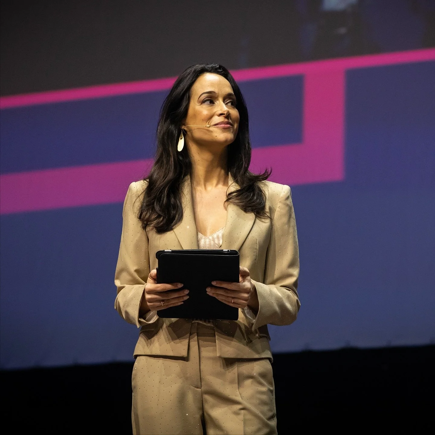 🎤 Il en faut peu pour &ecirc;tre heureuse 🙃. #Animation, #pr&eacute;sentation, #event, #journaliste #tvhost #work #womenempowerment #womeninbusiness #scene #mc