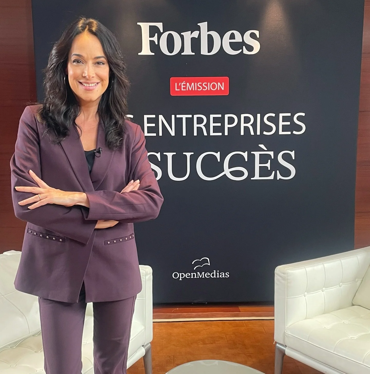 🎥 Je vous embrasse 😘 🎬. 🤩Tenue @freemantporter #freemanandyou 💄 MUA @coline_hamel  #journaliste #animatrice #interview #emission #forbes #womansupportingwoman #womeninbusiness #frenchie