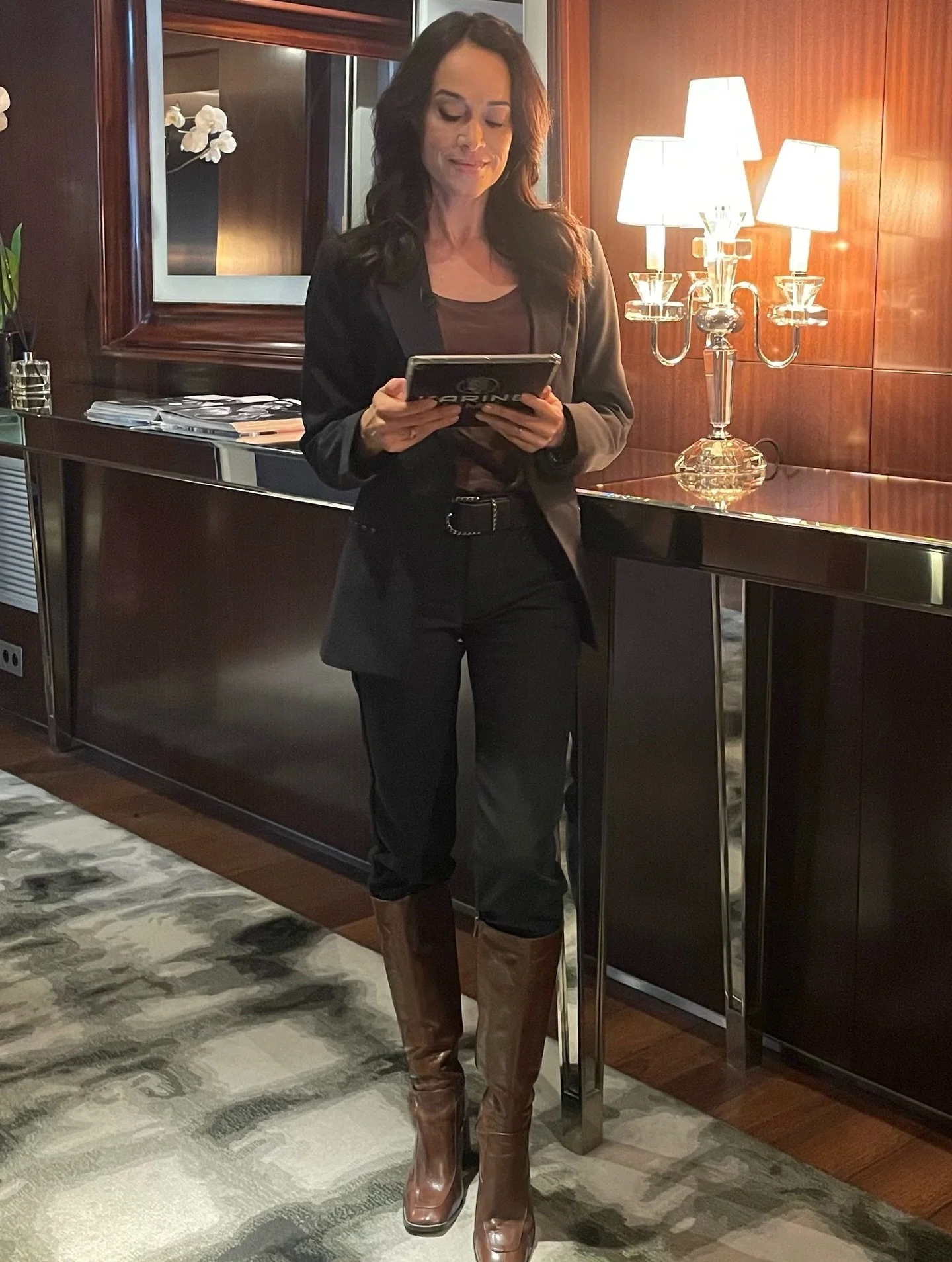 Au travail 🎤✍🏼 📸 1 ou 2 ?! Tenue 🤩 @freemantporter.  #womeninbusiness #freemanandyou #interview #backstage