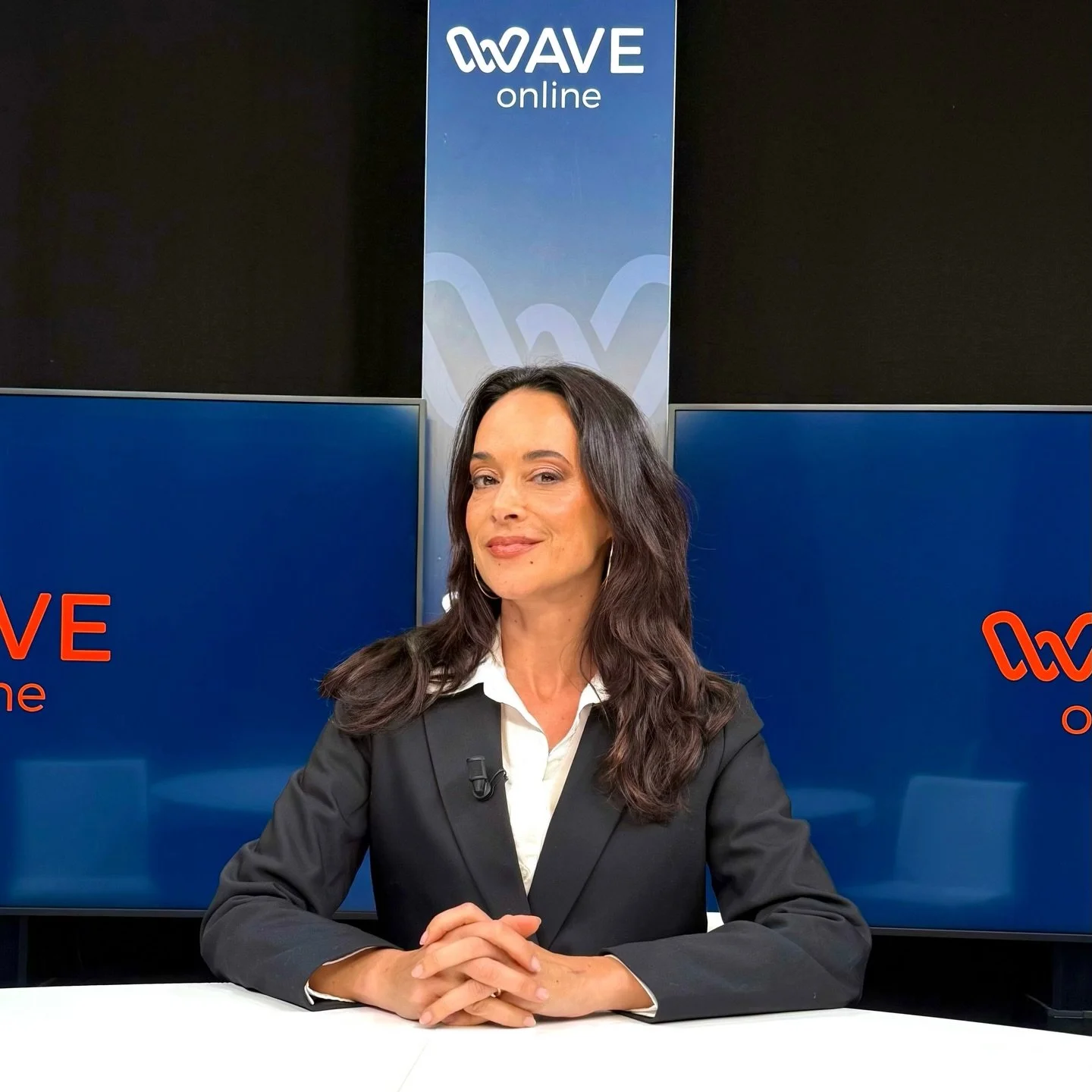 La dame est tr&egrave;s s&eacute;rieuse, &ccedil;a ne rigole pas 😎👩🏻&zwj;💼✨ Tenue 🤩 @freemantporter  MUA @marinecombymua #womeninbusiness #womensupportingwomen #womensfashion #backstage #journalism