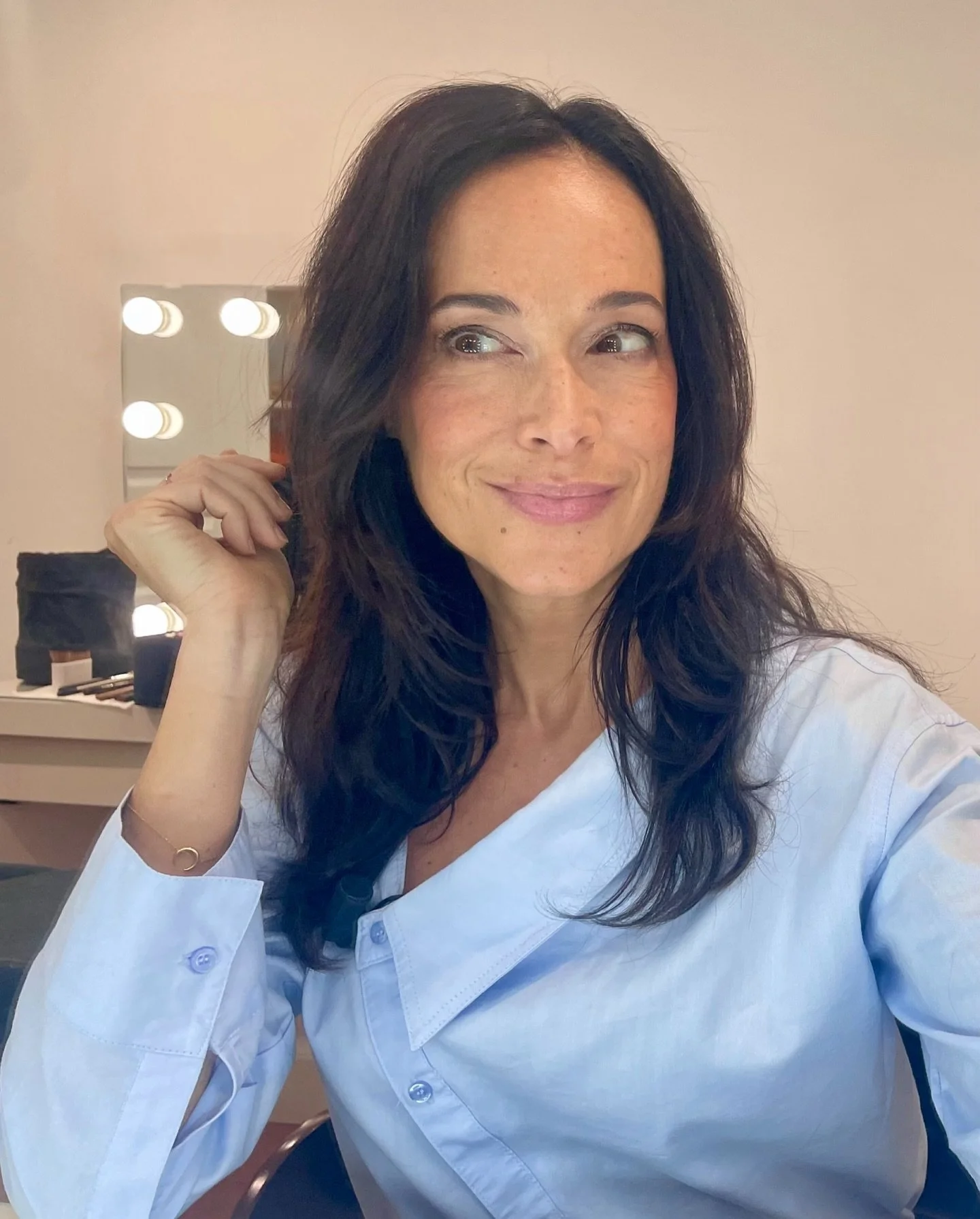 Juste avant le live 🎤 📺 Chemise 🤩 @freemantporter #womeninbusiness #womenempowerment #backstage #journalism