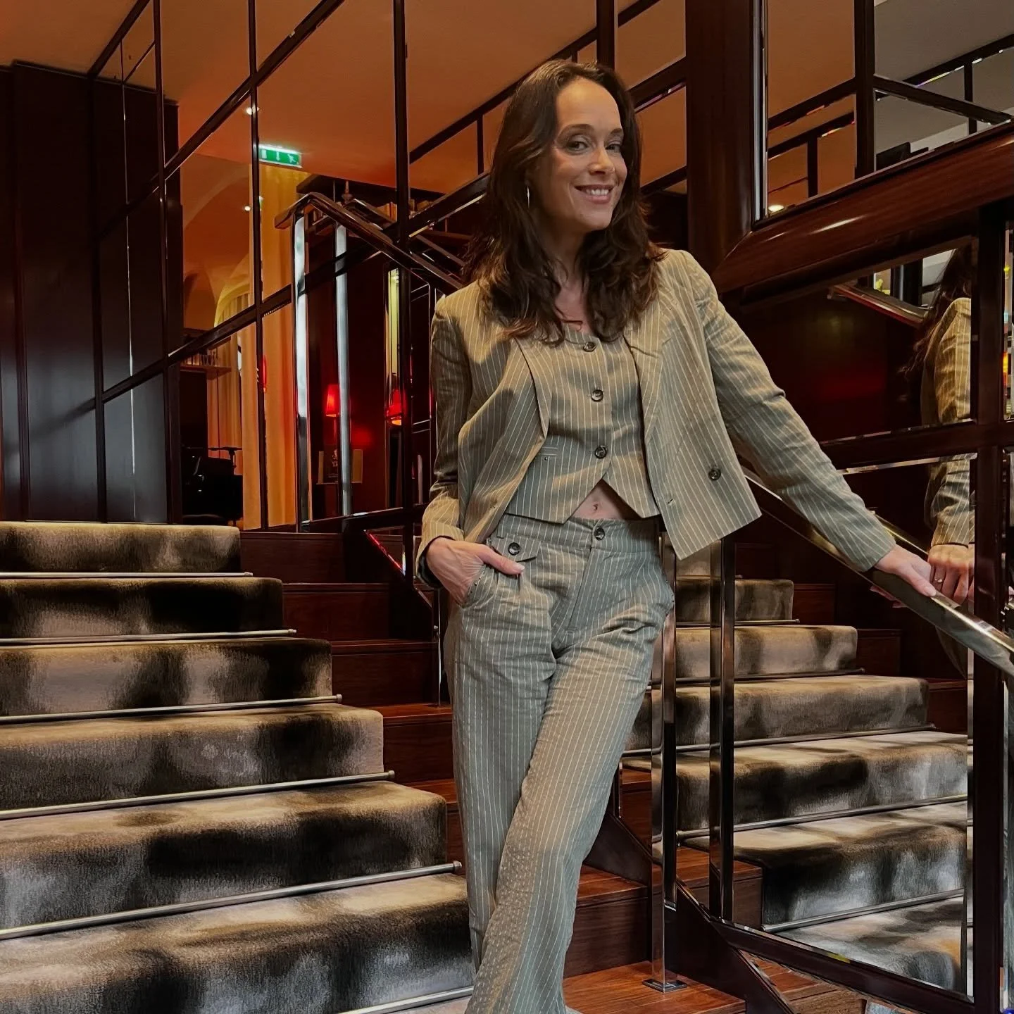 Un nouveau jour, un nouveau tournage 🎥 🎤 🤩 Cet ensemble🤩 @freemantporter 💄MUA @margauxpgz_mua  #womeninbusiness #womenempowerment #womensfashion #backstage #femmeentrepreneure