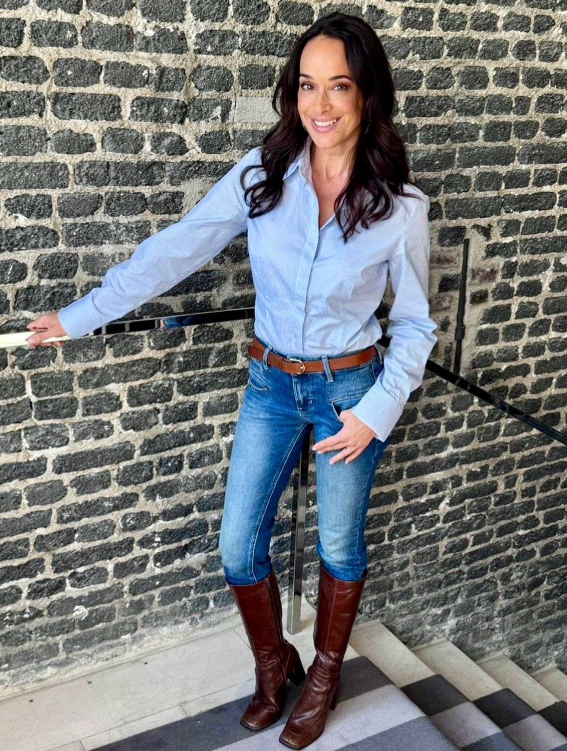 🎥 Backstage !! Let&rsquo;s go 🎬  Tenue 🤩 @freemantporter 💫. MUA @coline_hamel #journaliste #womeninbusiness #womenempowerment #womenfashionstyle #action