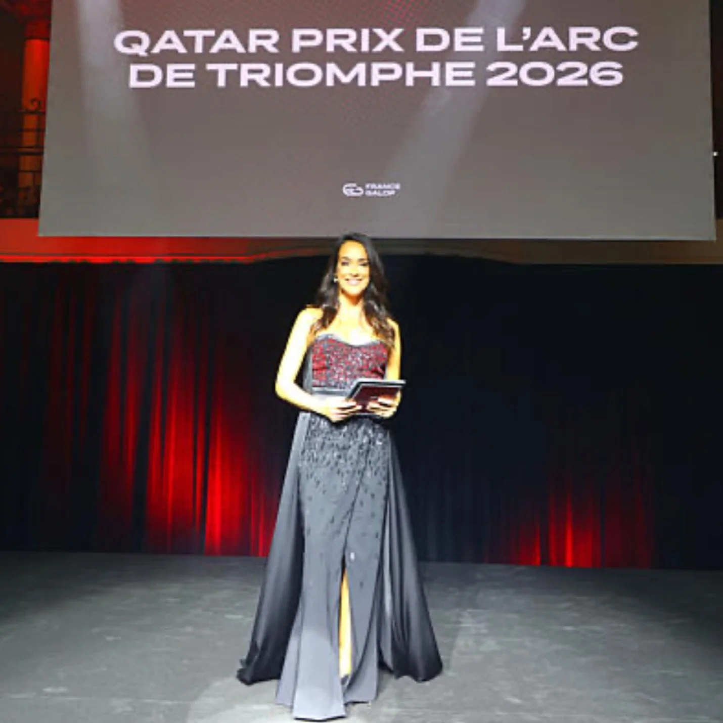 🎤 Pr&eacute;sentation en 🇺🇸 aux c&ocirc;t&eacute;s de @vroyet en 🇫🇷 et de @marinecostabadie 
The ARC opening ceremony 2026 presented by cygames. 🏆 🐎 ✨
Bravo et merci @francegalop
MUA @coline_hamel 
Robe @unerobeunsoir
📸 @valdesbriel

#quatarp