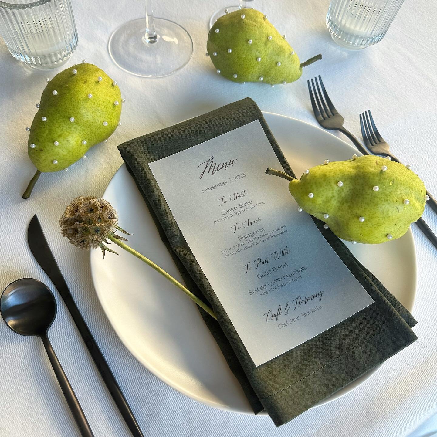 Obsessed with how this table turned out! 🤩 Menu for a wine tasting for my client. 
#craftandharmony #dallaschef #dallasprivatechef 
#highlandparkchef #prestonhollowchef #dallaspersonalchef #dallasdinnerparties 
#dinnerparty #dallasfoodie
#dallasfood