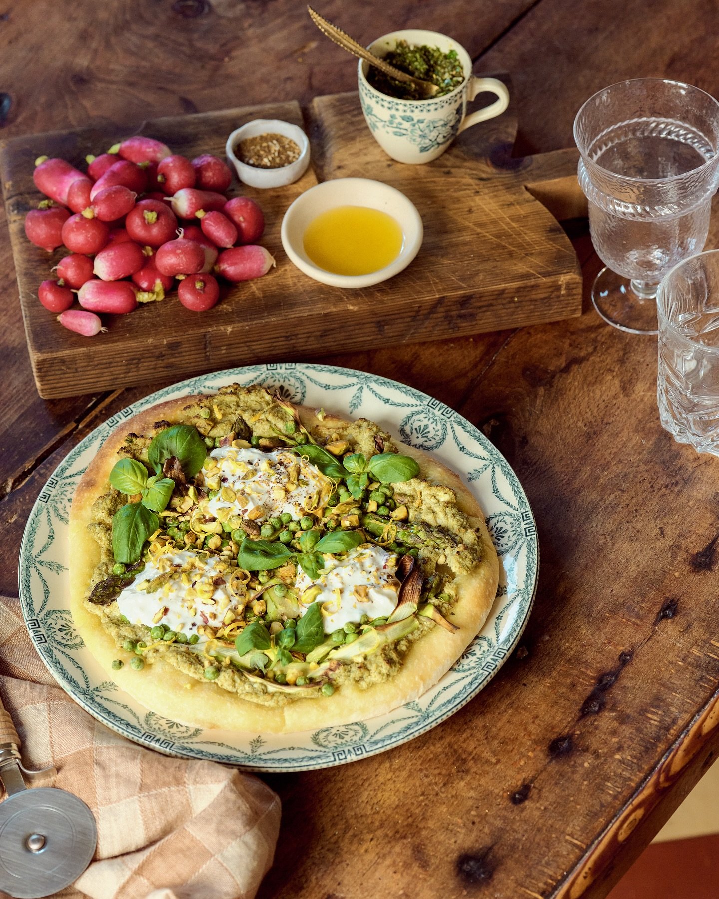 🌿Aperitivo🌿 avec une nouvelle version du radis beurre (que j&rsquo;adore par ailleurs !)&hellip; un d&eacute;lice avec de l&rsquo;huile d&rsquo;olive, un m&eacute;lange d&rsquo;herbes et de pignons et du zaatar &hellip; le tout accompagn&eacute; d&