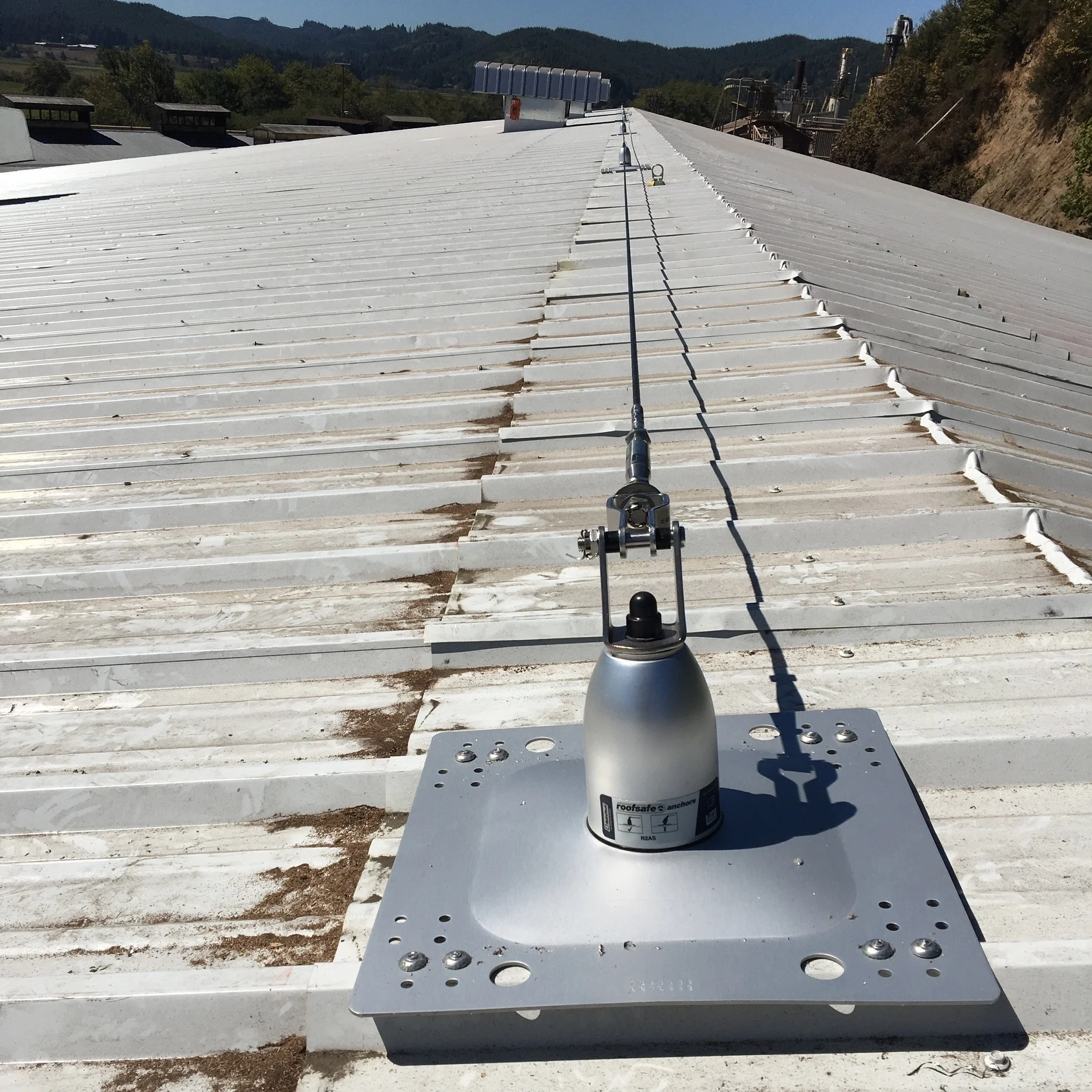 Horizontal lifeline for maintenance workers