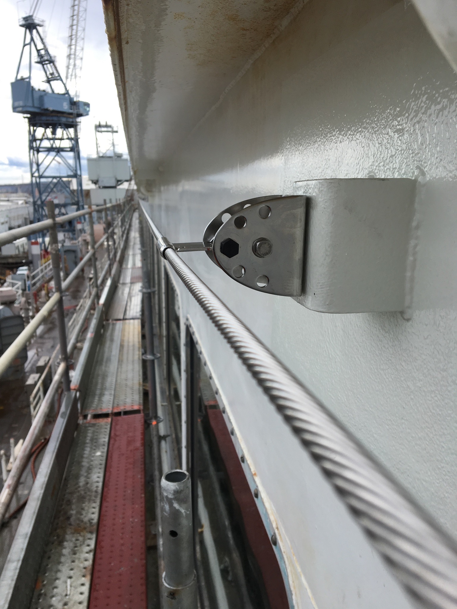  Horizontal lifeline on ferry boat for window washers 