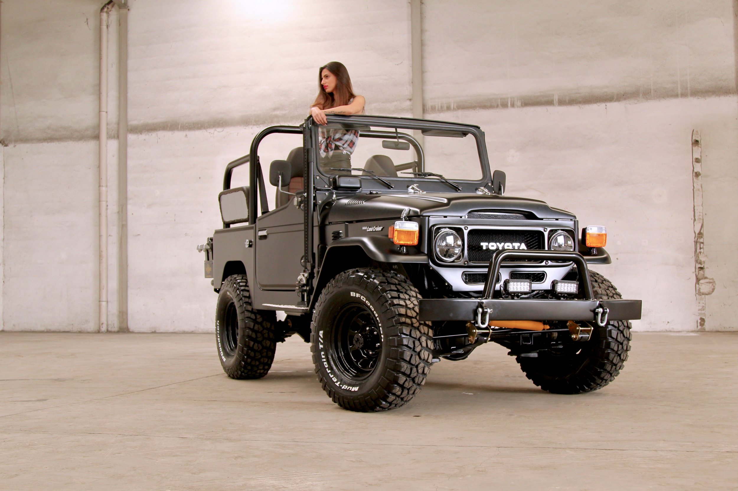 LegacyOverland_1985_ToyotaLandCruiser_BJ40_black_opentop_model_4.jpg