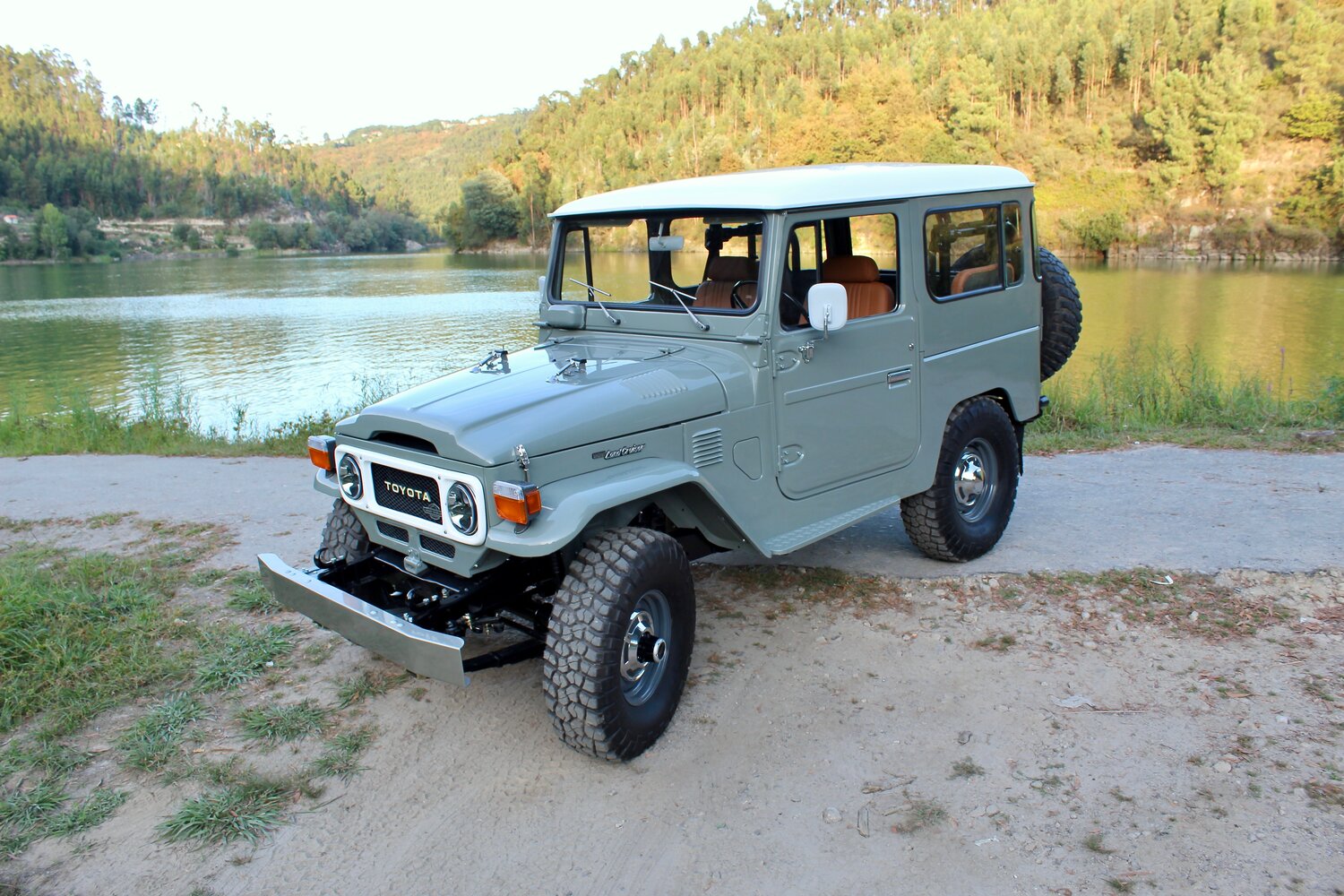 Vintage 1977 Toyota Land Cruiser FJ40 Painting