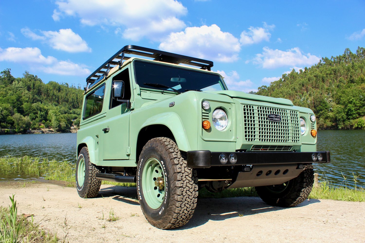 Defender 90 3.9L EFI V8 automatic Heritage Edition