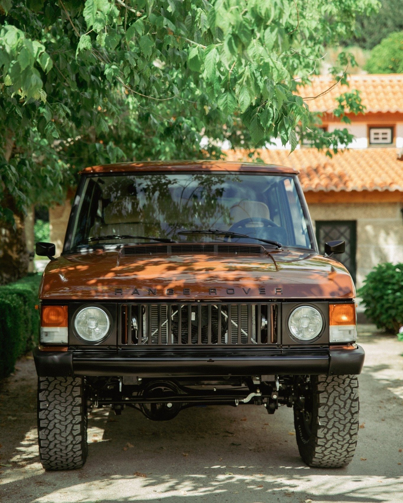 Our 1985 Range Rover Classic shines in its original Land Rover Russet Brown. Heritage restored, legacy embraced.

#rangerover #RRC #rangeroverclassic #classic #4x4 #custom #restoration #truck #bespoke #vintage #adventure #overland