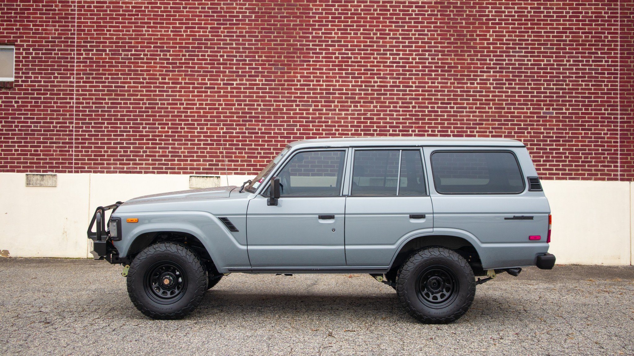 #SideShotSunday Our restored Toyota Land Cruiser FJ62 takes center stage, showcasing its timeless charm from every angle.

#toyota #landcruiser #fj62 #tlc #custom #restoration #truck #bespoke #classic #adventure