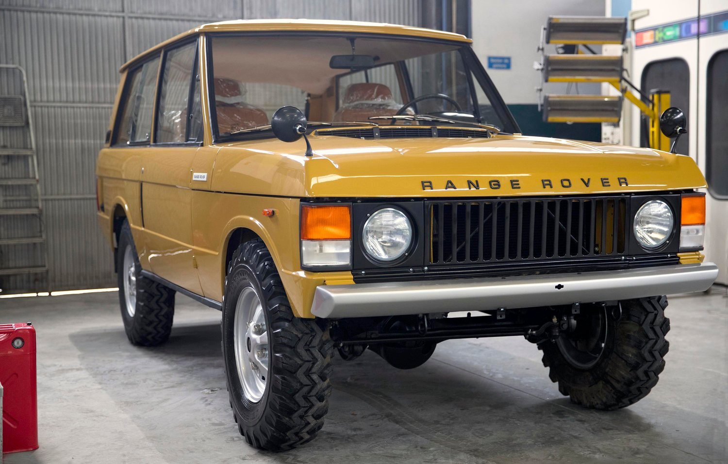 Our 1973 Range Rover packed with a V8 punch, finished with a Bahama Gold paint job.

#landrover #rangeroverclassic #rrc #classic #v8 #4x4 #overland