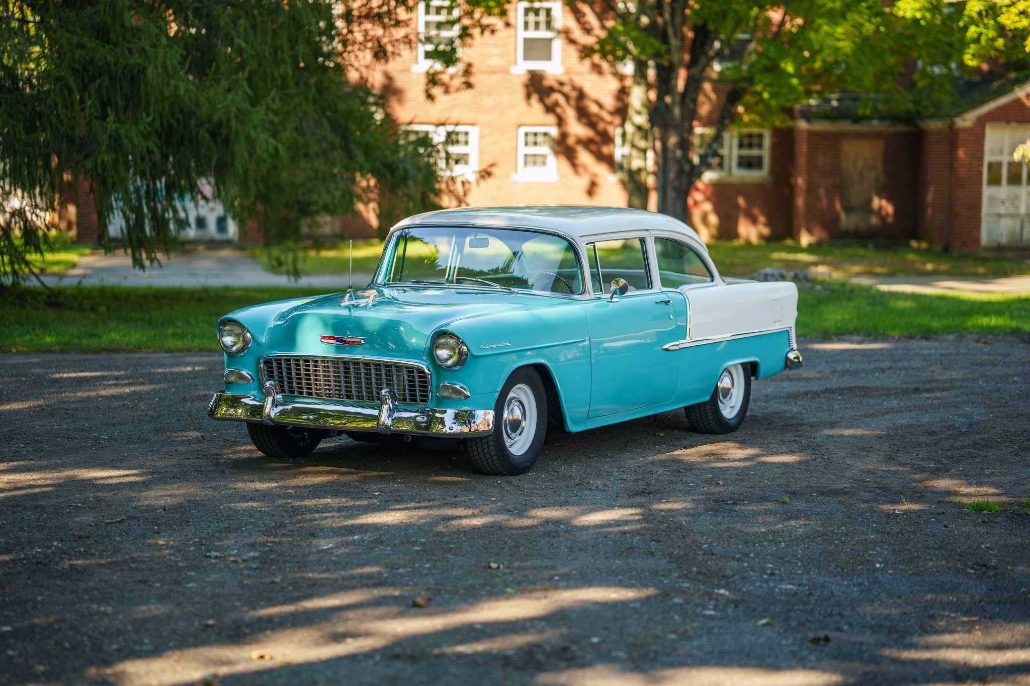 1955 Chevrolet Bel Air | Project Tri-5 | Legacy Motorworks 

Project Tri-5 brings new life to an icon of American motoring. Beneath its timeless turquoise-and-white finish and sweeping chrome, a modern electronic fuel-injection system, refreshed igni