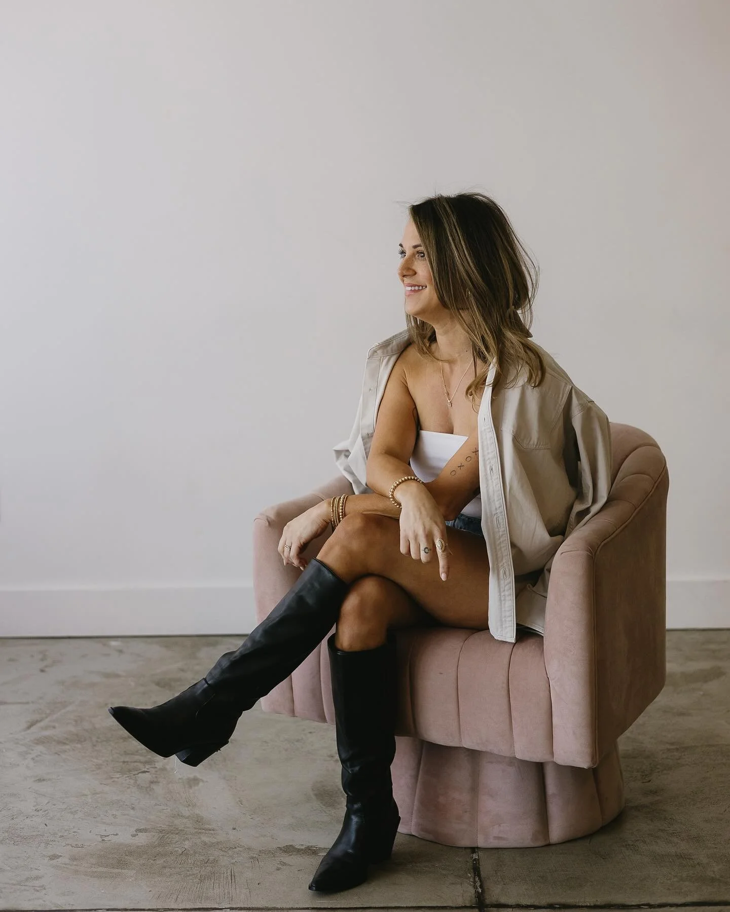 Meet the V O G U E team!🖤

We would love to have you in our chair!

📸: @clickandcapturewithjosie 

#hairsalon #evansgahairsalon #georgiahairsalon